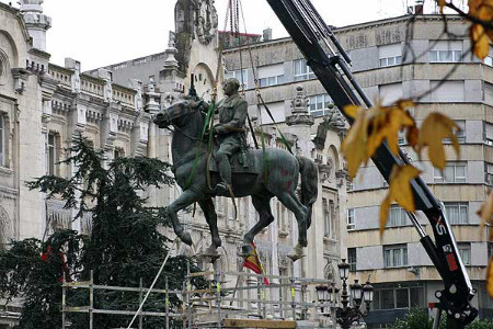 La estatua del dictador "cabalgó" por la plaza del Ayuntamiento hasta diciembre de 2008.