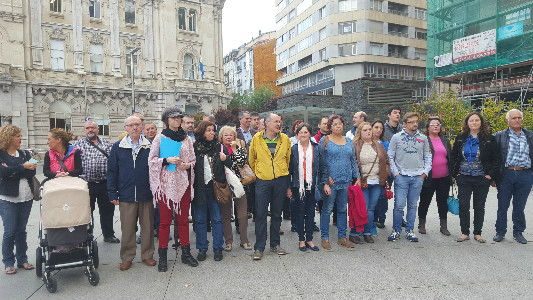Vecinos del Pilón y Prado San Roque frente al Ayuntamiento de Santander.