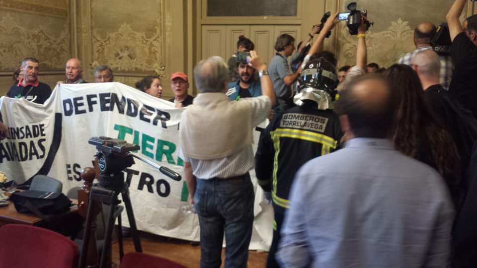  Protest in defense of excavated at City Hall d  Torrelavega 