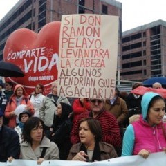 Manifestantes en defensa de Valdecilla