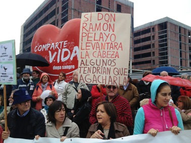 Manifestantes en defensa de Valdecilla