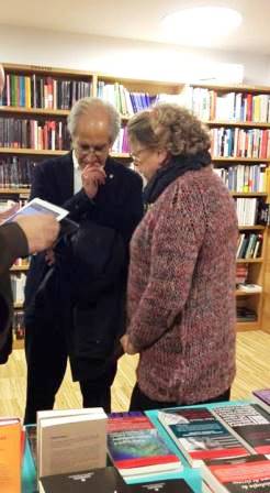 Paz Gil, de la Librería Gil, charlando con El Reto, en un acto programado en Pombo