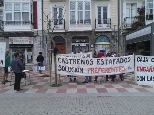 Los afectados por las preferentes en Castro Urdiales afrontan su sexta semana de protesta frente a la oficina de Bankia en el municipio.