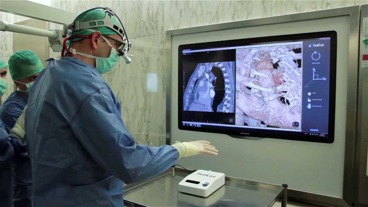 Médico trabajando con tecnología de TedCas