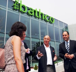 El presidente de Bathco, José López, junto a las autoridades que asistieron a la inauguración