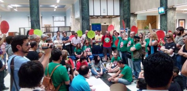 Protesta en la oficina central de Liberbank en Santander por el suicidio en Los Corrales de Buelna