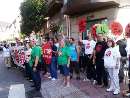 Protesta de la PAH de Castro ante las oficinas del Banco Santander en el municipio