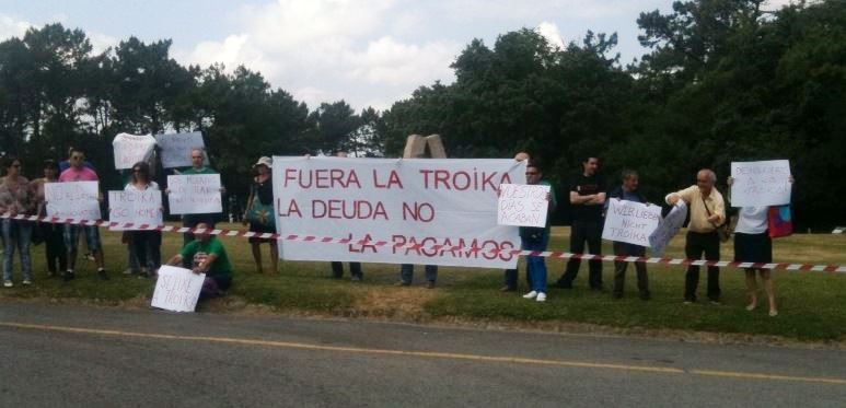 Protestas de colectivos contra las políticas de austeridad ante la entrega por parte de la UIMP de la medalla de honor a Durao Barroso, presidente de la Comisión Europea