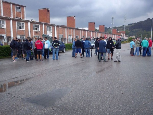 Trabajadores de Sniace, durante el bloqueo a la fábrica el pasado lunes