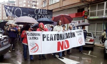 Manifestación contra la peatonalización de la zona (Foto: Plataforma La Finca)