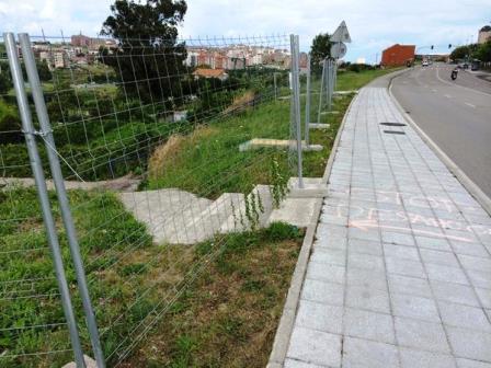 El acceso peatonal a la finca se ha cortado