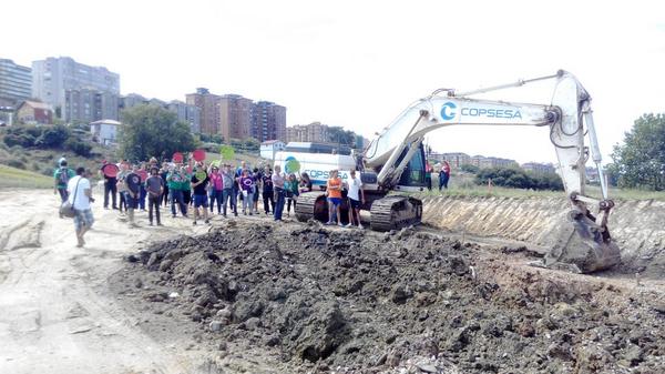 Concentración durante el pasado mes de agosto para paralizar las obras en Las Llamas.