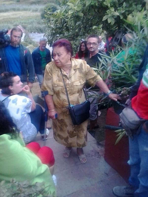 Amparo llega a su vivienda, esta mañana, rodeada por los participantes en la Acampada