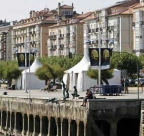 Carpas instaladas en el paseo marítimo con motivo del Mundial de Vela