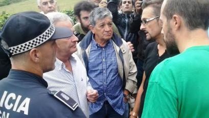 Conversación entre representantes del Ayuntamiento y la familia de Amparo, ante la mirada de vecinos y activistas de la PAH