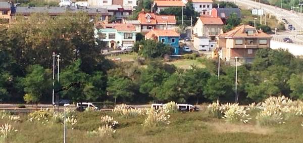 Vehículos policiales en las inmediaciones de la finca de Amparo