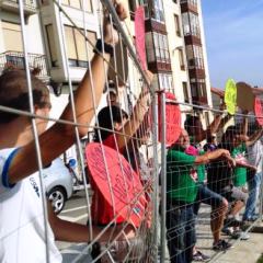 Activistas apoyando a Amparo Pérez durante la inauguración de la Plaza de San Martín