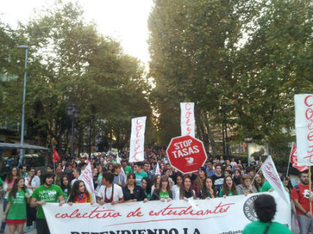 Los colectivos de estudiantes han sido los que más han hecho oír sus reivindicaciones en la marcha que ha tenido lugar esta tarde.