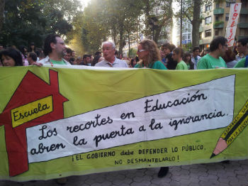 Profesores, padres y alumnos han llegado a Santander desde todas partes de la región para participar en la protesta.