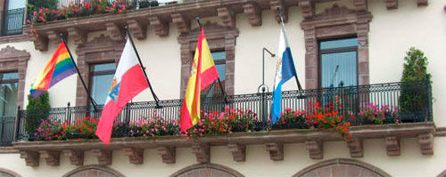 Fachada del Ayuntamiento de Comillas con la bandera LGTB en 2008. El primer Ayuntamiento cántabro en hacerlo fue el de Reinosa en 2004.