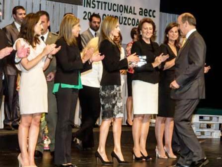 Piero Crespo recogiendo el premio de manos de la reina