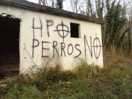 Una de las pintadas que han aparecido en los terrenos adquiridos par el refugio canino.