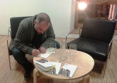 Raúl Gil firmando ejemplares de 'Con tinta roja'