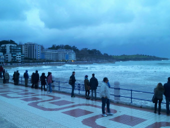 Decenas de vecinos se han acercado a la segunda playa de El Sardinero para observar el intenso oleaje.