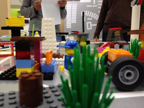Utilizar LEGO's para materializar los pensamientos es una técnica visual para la resolución de problemas.