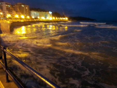 Con la pleamar las olas han inundado toda la playa.