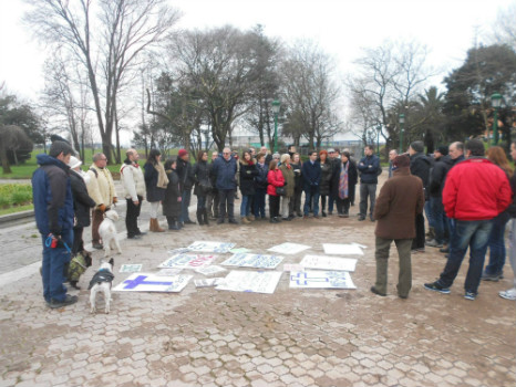 En la reunión del domingo se colocaron varios carteles contra la tala de árboles.