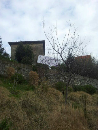 Los asistentes han llenado el barrio de pancartas de ánimo y apoyo a la resistencia.