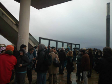 Alrededor de 100 personas han desafiado al viento y la lluvia para movilizarse por Prado San Roque y Río de la Pila