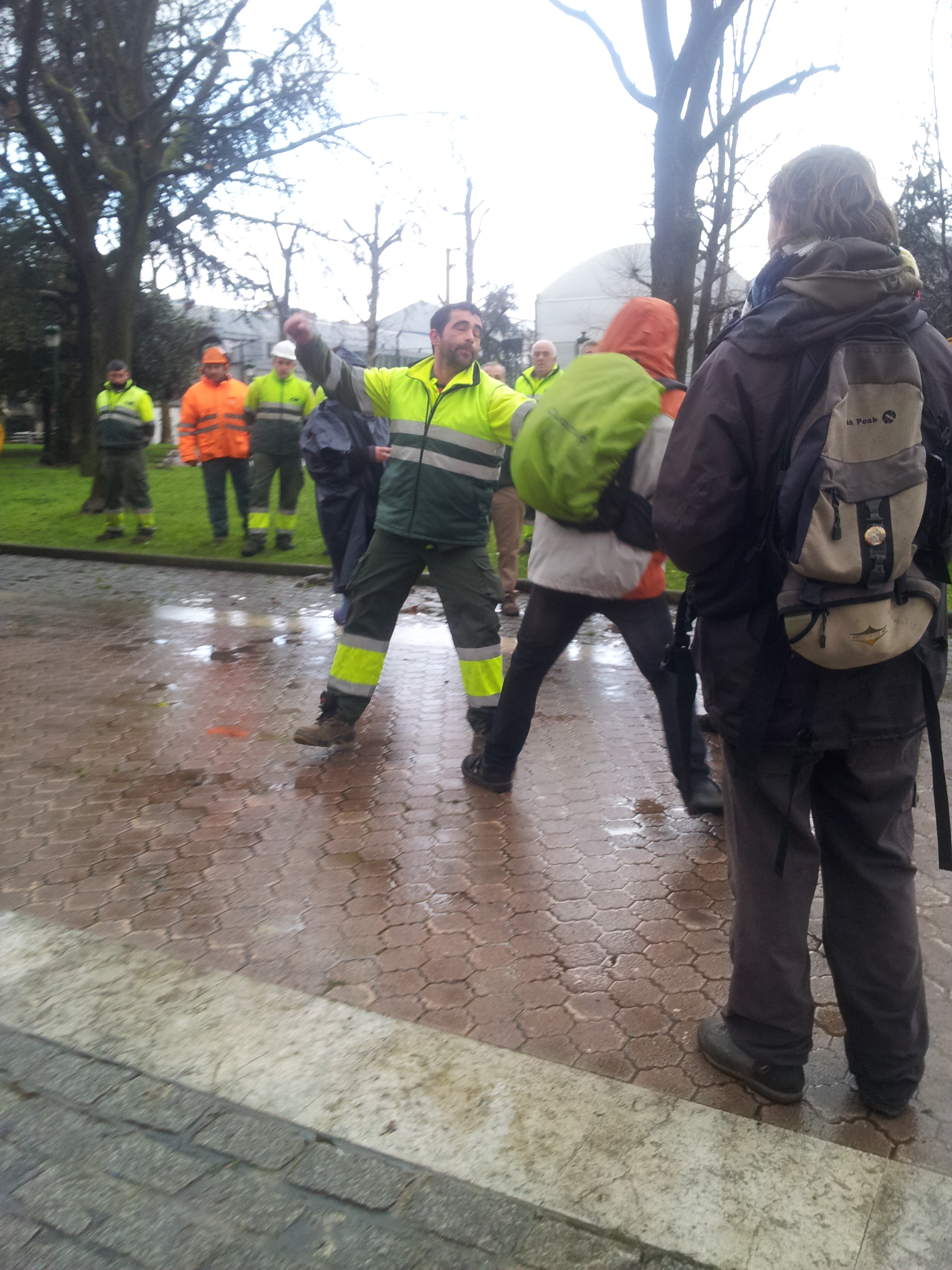 Un operario contra un manifestante con una pala excavadora, y ha amenazado con agredir a otro que le ha increpado.