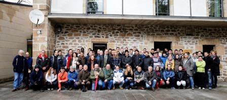 Diego posa con parados contratados por programas municipales, en una visita a Los Corrales de Buelna