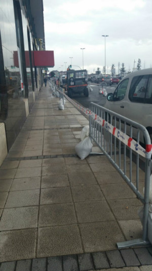 Las obras se detuvieron el viernes, después de que los comerciantes alertaran al jefe de obra del perjuicio que supone para ellos la eliminación de la zona de carga y descarga.