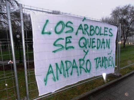 La plataforma de La Marga mostró su apoyo a Amparo con una pancarta en la que unificó sus casos.