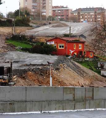 Las obras del vial aislaron la casa de Amparo.