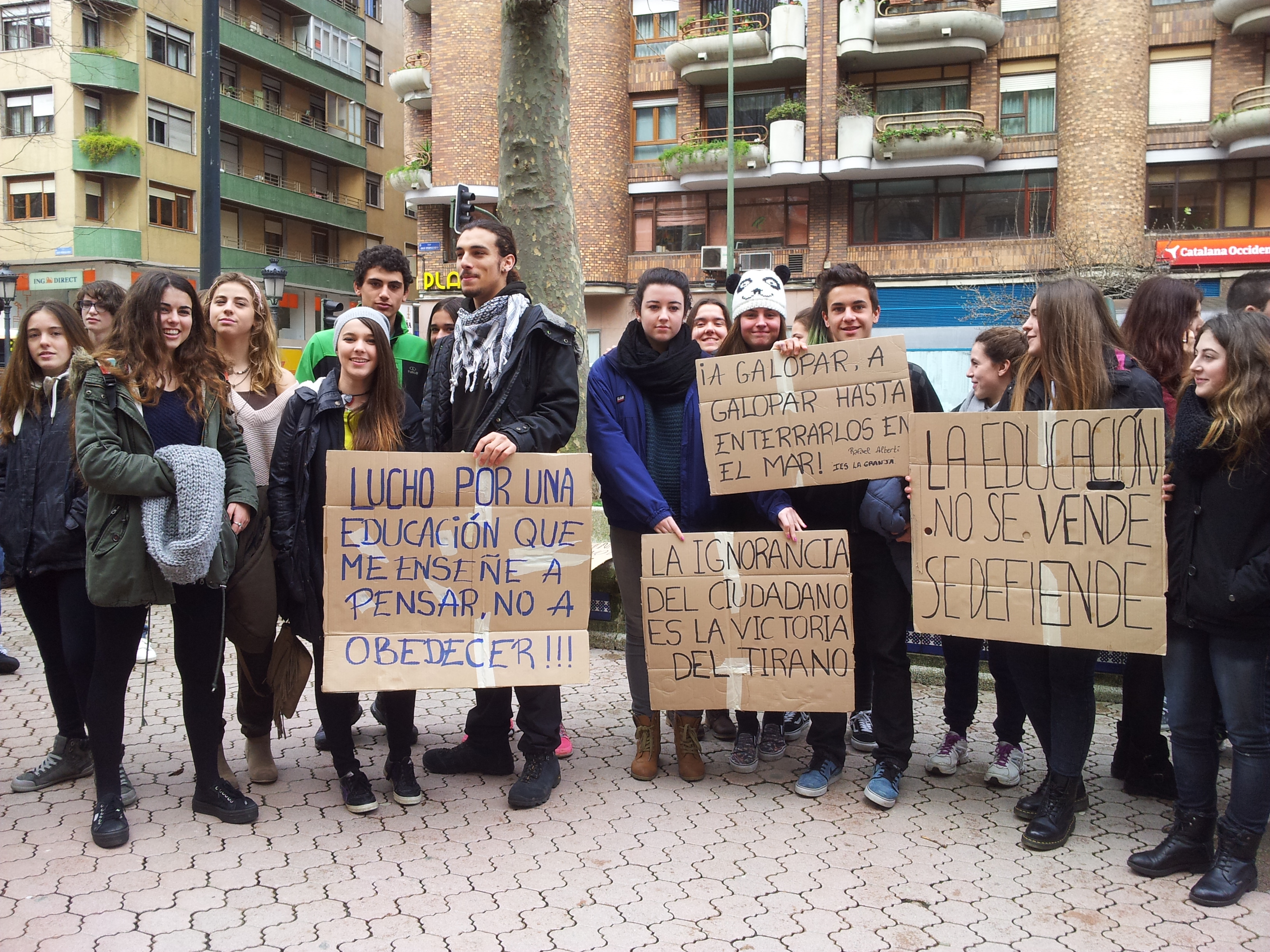 Estudiantes manifestándose frente a al Edificio de Ministerios.