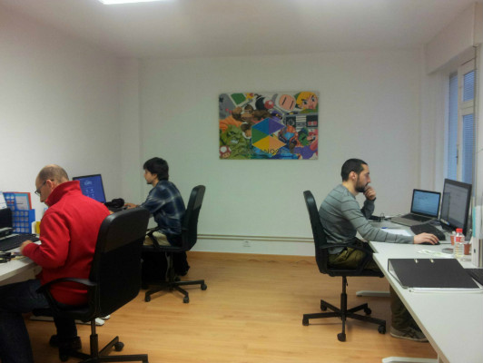 Los compañeros de Concano Games trabajando en el Tech Hub de Distrito Beta.