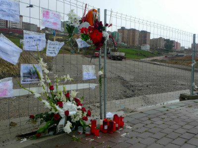 Flores, velas y mensajes de cariño frente al lugar donde estaba la casa de Amparo.