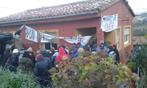 Alrededor de cuarenta personas han acudido a la llamada de la Plataforma en Defensa de la anciana, pese al intenso frío y la lluvia.