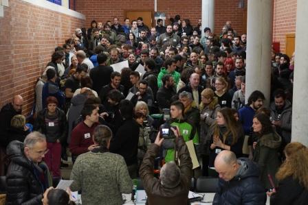 Más de 200 personas se reunieron en la planta baja del Interfacultativo en apoyo a los imputados. Foto: Carlos A.