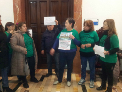 Miembros de la PAH y otras Plataformas se han quedado en el pasillo después de que la seguridad de la sala les haya impedido acceder al Pleno.