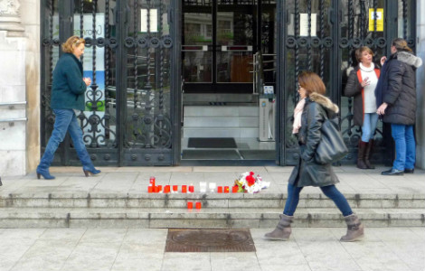 Las Plataformas han dejado flores y velas en la entrada del Ayuntamiento a la llegada al Consistorio.