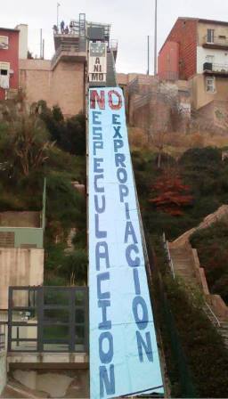 Simulación del funicular del Río de la Pila con una pancarta, difundida en redes sociales por la plataforma
