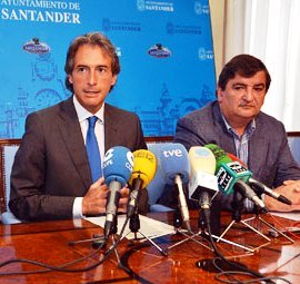 El alcalde de Ramales y presidente de Copsesa es adjudicatario habitual en Santander. En la foto, junto al alcalde, Íñigo de la Serna