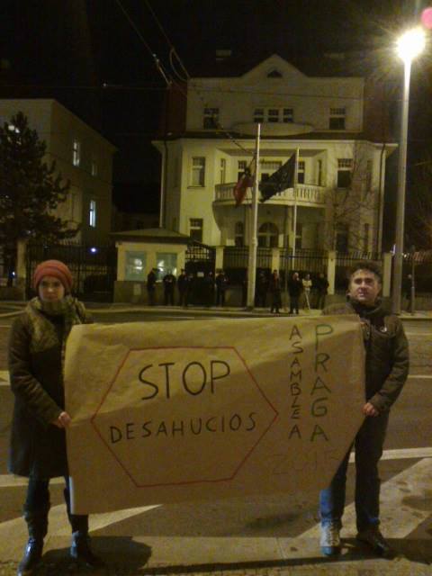 Las asambleas visibilizan los problemas de España en el extranjero, como la protesta de esta semana en el Consulado en Praga en favor de la PAH.