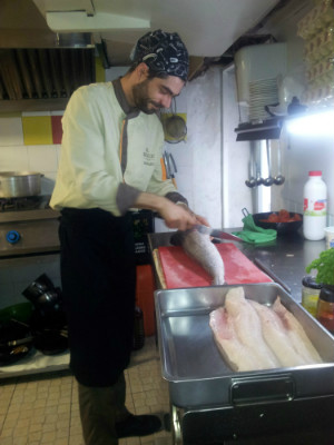 Carlos es el cocinero y co-propietario de Agua Salada.