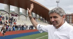 Paco saludando a la afici&oacute;n racinguista.
